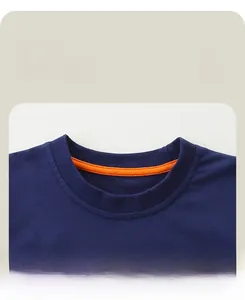Détail du col rond avec bande de propreté orange et imprimé Dino Hunter sur t-shirt bleu