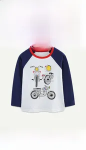 Dettaglio maglietta a maniche raglan da bambino con stampa moto retrò e scollo a costine