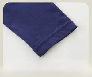 Détail de la manchette bleu marine à manches longues avec tricot lisse et coutures nettes