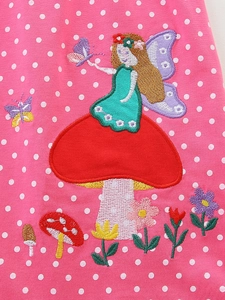 Robe rose à pois pour fille avec broderie détaillée de fée des fleurs et champignon