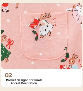 Détail de la petite poche avec motifs lapin de Noël sur robe en maille rose pour petite fille