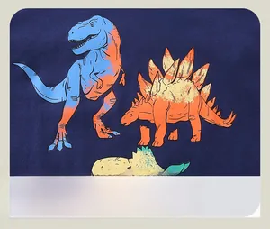 Gros plan de trois imprimés de dinosaures colorés avec texte Dino Hunter sur tissu bleu