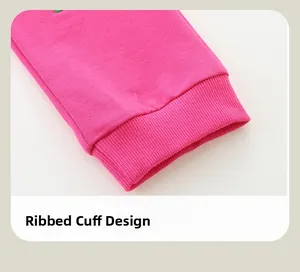 Vue détaillée des poignets côtelés sur l'ensemble en tricot rose pour filles avec licorne