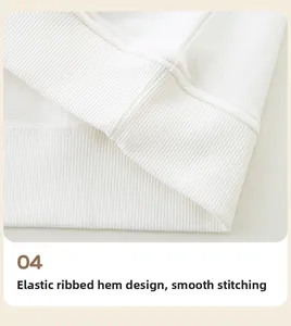 Détail d'un sweat en coton blanc montrant l'ourlet côtelé élastique et les coutures