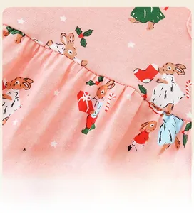 Détail du tissu en coton rose avec imprimé lapin de Noël et texture plissée