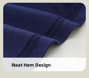 Détail de la couture double aiguille sur l'ourlet d'un t-shirt à manches longues bleu marine