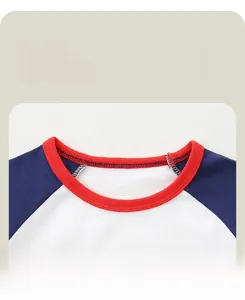 Dettaglio del girocollo rosso e delle cuciture su una t-shirt in cotone per bambini