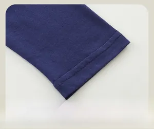 Dettaglio della manica in maglia blu scuro con cuciture piatte e finitura elastica