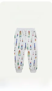 Détail du jogging en coton gris avec imprimés fusées et cordon de serrage blanc
