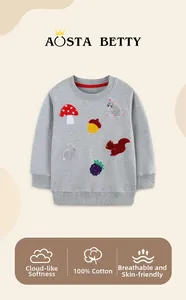 Détail d'un sweat-shirt en coton pour enfants avec broderie d'animaux des bois