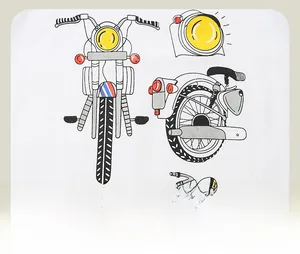 Dettaglio ravvicinato della stampa di moto vintage su maglietta in cotone bianco da bimbo