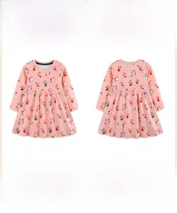 Vue avant et arrière de la robe rose en coton pour filles avec motif sapin de Noël
