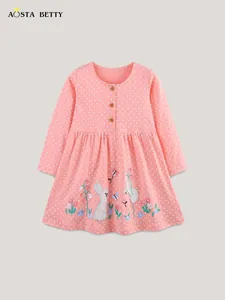 Robe rose à pois à manches longues avec broderies de lapins et boutons en bois
