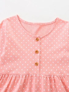 Robe rose à pois pour fille avec col rond et boutons marron élégants sur le devant