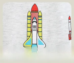 Gros plan d'un tissu en maille grise avec motif de navette spatiale colorée et étoiles