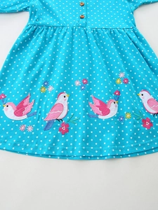 Blaues gepunktetes Baumwollkleid für Mädchen mit Vogelstickerei und Holzknöpfen