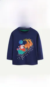 Détail du t-shirt manches longues garçon avec motif imprimé Père Noël et rennes de Noël