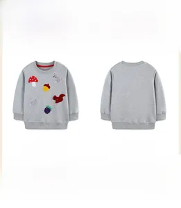 Vues avant et arrière du sweat gris en coton avec broderie d'animaux et de champignons