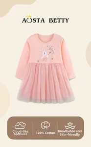 Dettaglio vestito rosa a maniche lunghe in cotone per bambine con ricamo a coniglio e tulle