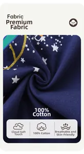 Gros plan sur tissu 100% coton bleu marine avec motifs d'étoiles et d'arcs-en-ciel