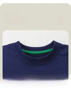 Détail de l'encolure du sweat bleu marine avec bande de propreté verte anti-déformation
