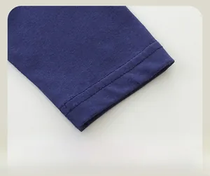 Gros plan détaillé du poignet d'une manche bleu marine avec double couture de qualité