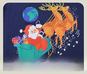 Détail d'imprimés de Noël avec Père Noël et rennes sur un t-shirt bleu foncé à manches