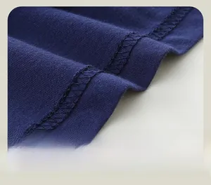 Vue détaillée de l'ourlet du sweat-shirt bleu marine pour garçon avec couture précise