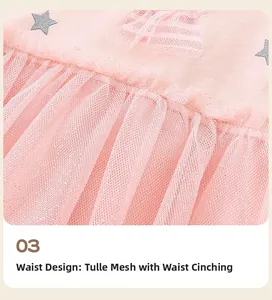 Dettaglio vita di vestito da bambina con stelle argentate e cuciture in tulle glitter
