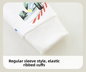 Detail der elastischen Rippbündchen und Ärmel am weißen Kinder-Sweatshirt mit Auto-Print
