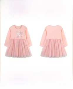 Dettaglio fronte e retro dell'abito rosa a maniche lunghe con gonna in tulle e coniglietto