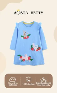 Détail d'une robe bleue en coton avec de magnifiques broderies de lapin et de fraise