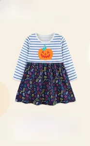 Détail du tissu en coton doux et de la broderie citrouille sur la robe d'Halloween enfant