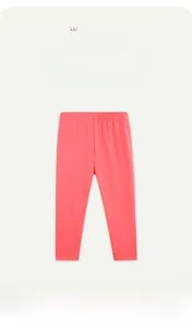 Détail de legging rose pour fille avec taille élastique et tissu extensible doux