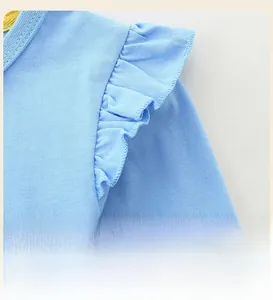 Détail du haut en tricot bleu clair avec volants aux épaules et texture de tissu doux