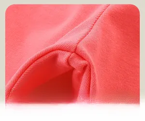 Vue macro des coutures lisses et de la texture en maille douce du legging rose pour filles