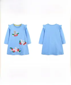 Vues détaillées avant et arrière de la robe bleue fille avec broderie lapin fraise