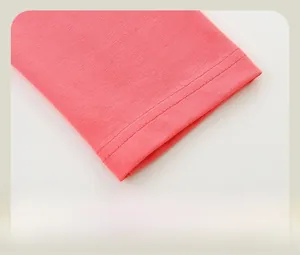 Gros plan détaillé de l'ourlet du legging rose corail avec double couture pour filles