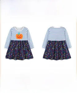 Détails à plat de la robe d'Halloween pour enfant avec citrouille et motifs de bonbons