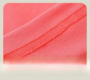 Détail de la couture à double aiguille sur le legging en maille rose corail pour fille