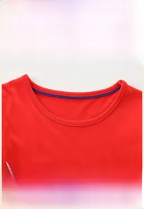 Dettaglio dello scollo dell'abito rosso con bordo interno blu a contrasto e finitura