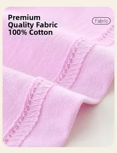 Détail macro du tissu 100% coton rose avec texture tricotée et coutures de haute qualité