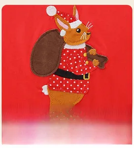 Dettaglio del ricamo del coniglio di Natale su tessuto in cotone a maglia rossa