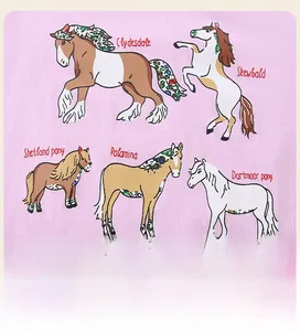 Gros plan sur maille rose clair avec imprimés de chevaux de dessin animé et noms
