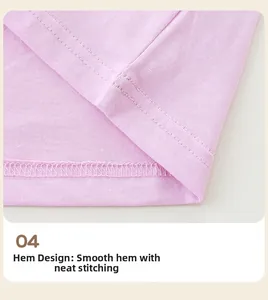 Détail de l'ourlet d'un t-shirt rose avec double surpiqûre de précision et tissu doux