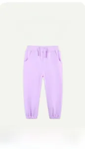 Détail du pantalon de jogging en coton violet pour enfant avec cordon et poignets côtelés
