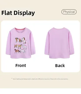Détail d'un t-shirt rose à manches longues pour fille avec motifs de chevaux imprimés