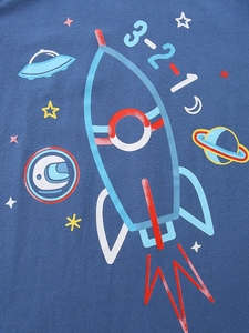 Langärmliges Jungen T-Shirt aus Baumwolle mit bunten Raketen und Weltraum-Motiven