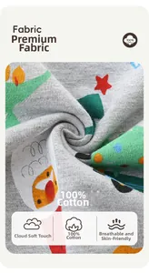 Dettaglio del morbido tessuto in cotone grigio con stampe festive di stelle e animali