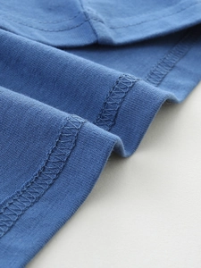 Blaues Strick-T-Shirt mit detaillierter Naht und hochwertiger Rippen-Baumwolltextur